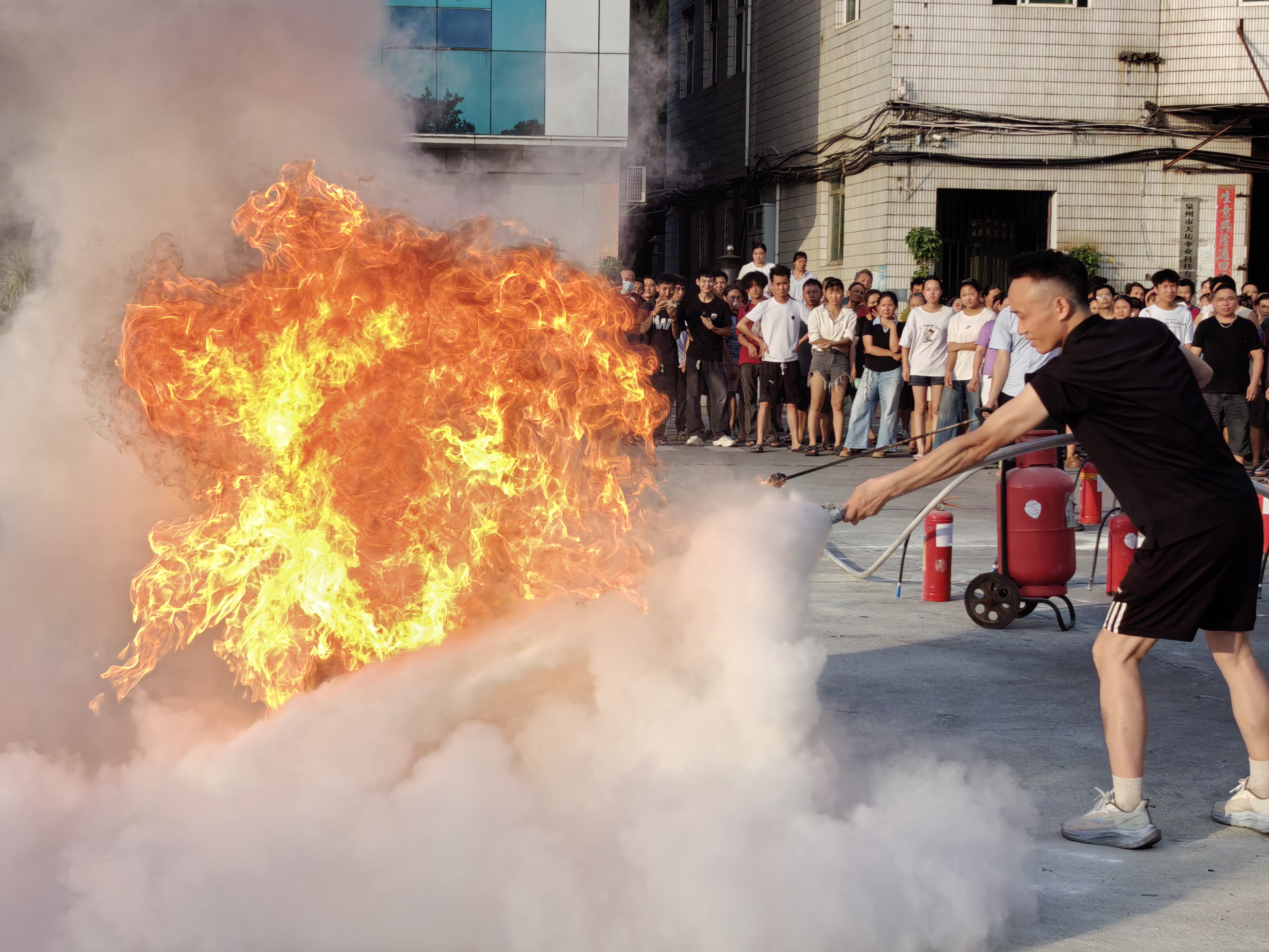 以練筑防，平安護(hù)航｜福建優(yōu)安納傘業(yè)大型消防應(yīng)急演練圓滿開(kāi)展！